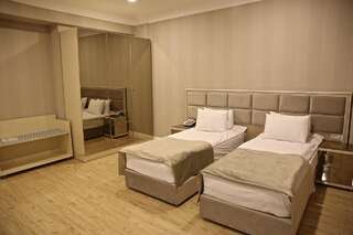 Отель Rusel Hotel Баку Стандартный номер с 2 односпальными кроватями и диваном-1